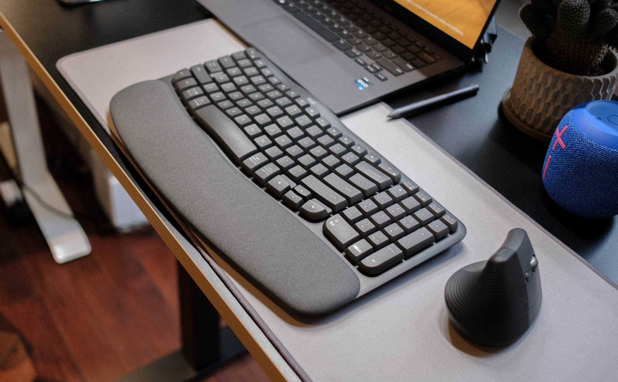 Logitech ra mắt Wave Keys: bàn phím công thái học với thiết gọn, có phần kê tay; giá 1,49 triệu