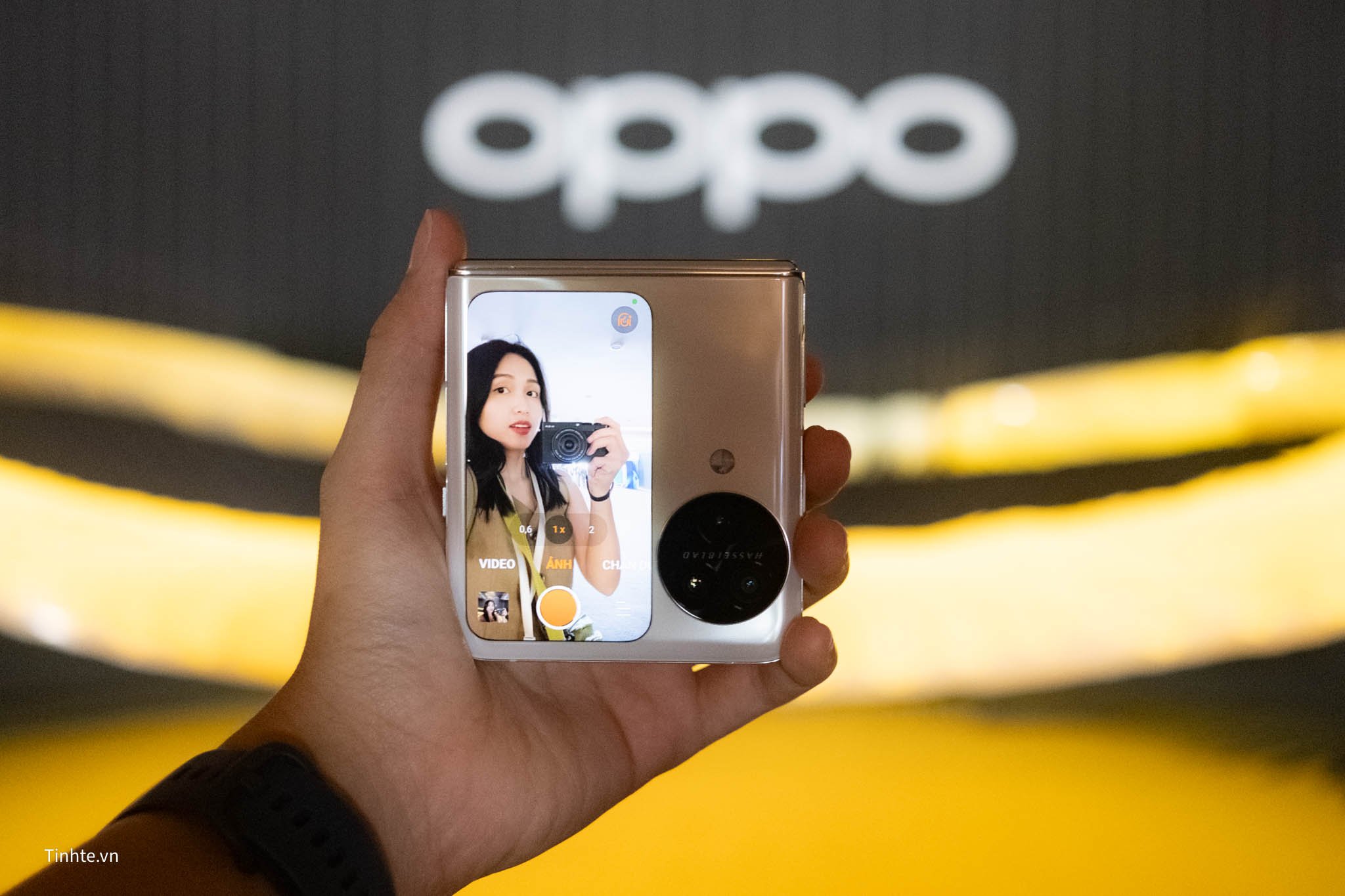 Trên tay OPPO Find N3 Flip: Hoàn thiện hơn cái đang có