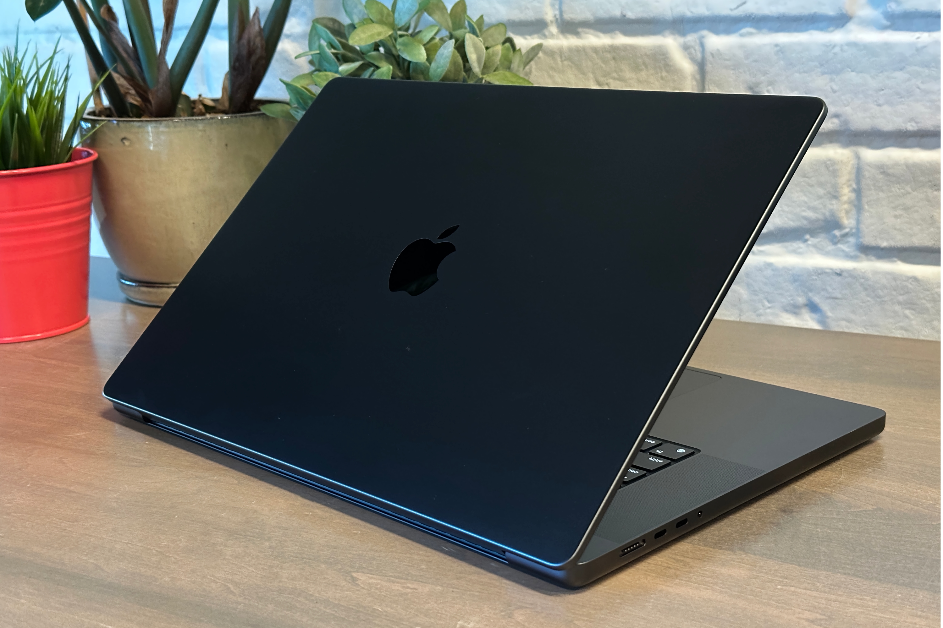 Đánh Bại Mọi Thách Thức - Đánh Giá Chi Tiết MacBook Pro M3 8177755_cover-mac