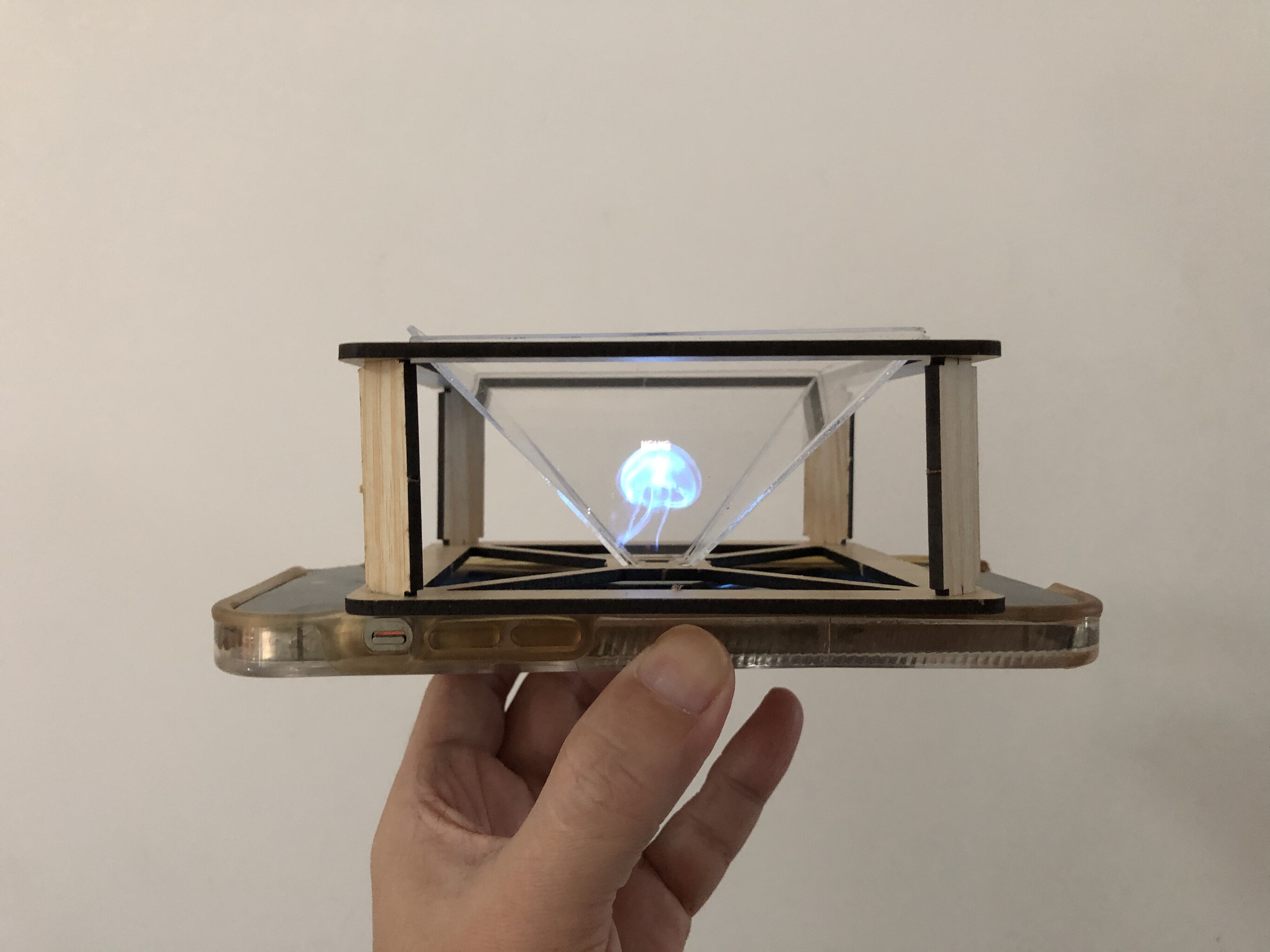 Trên tay lăng kính Hologram tạo ảo ảnh, đã thiết kế sẵn và có hướng dẫn tự ráp
