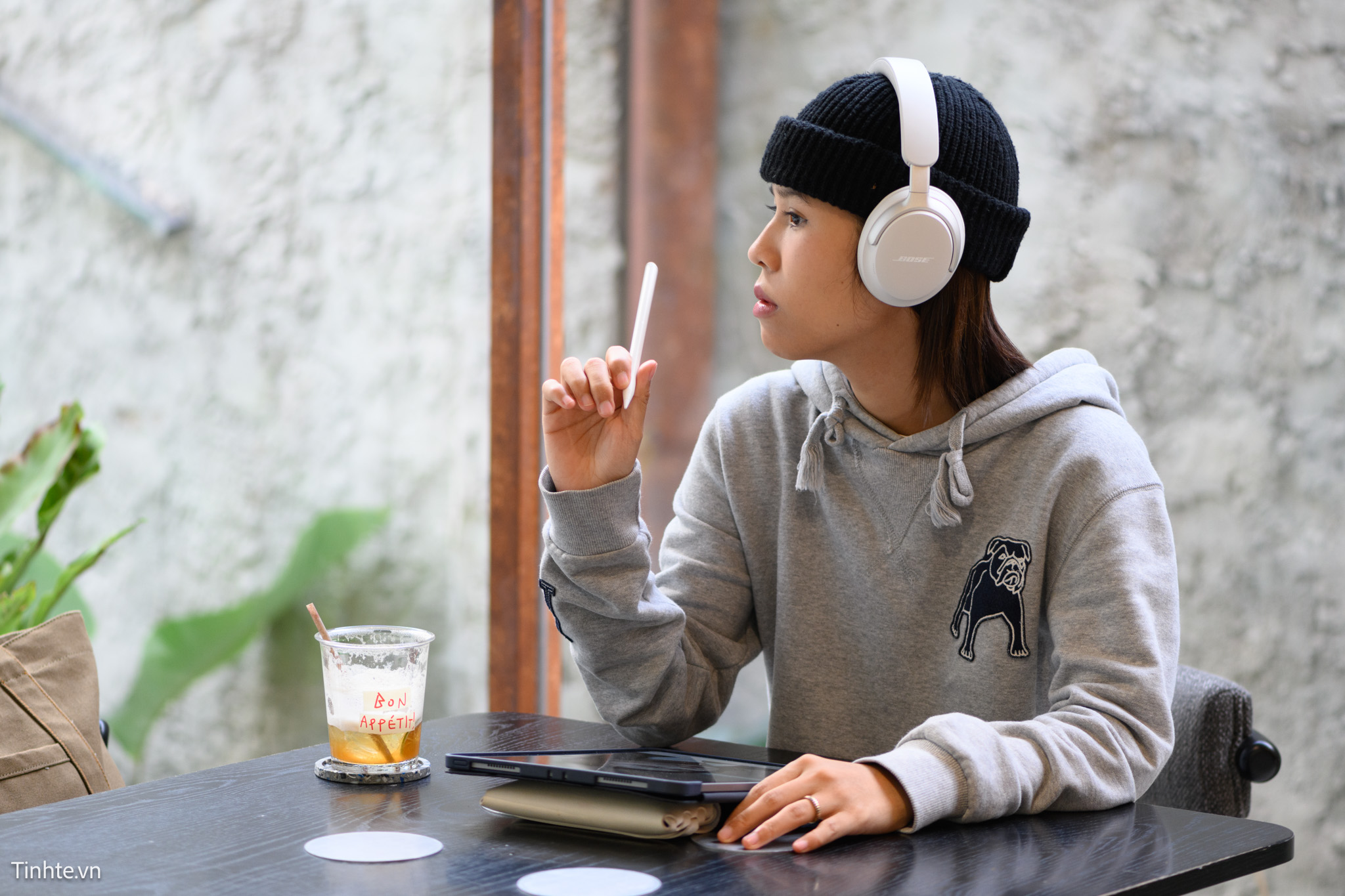 tinhte-bose-quiet-comfort-ultra-headphones-tai-nghe-chong-on1.jpg