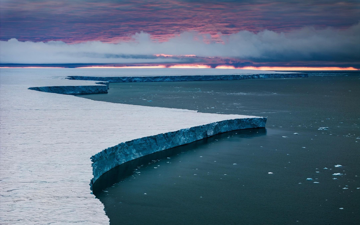 Austfonna, là sông băng lớn thứ ba châu Âu về diện tích và thể tích.