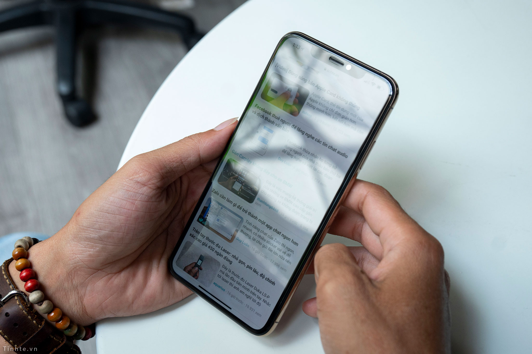 Apple đang nghiên cứu màn hình iPhone chống nhìn trộm, hoá ra mấy hãng làm tấm dán đã đúng?