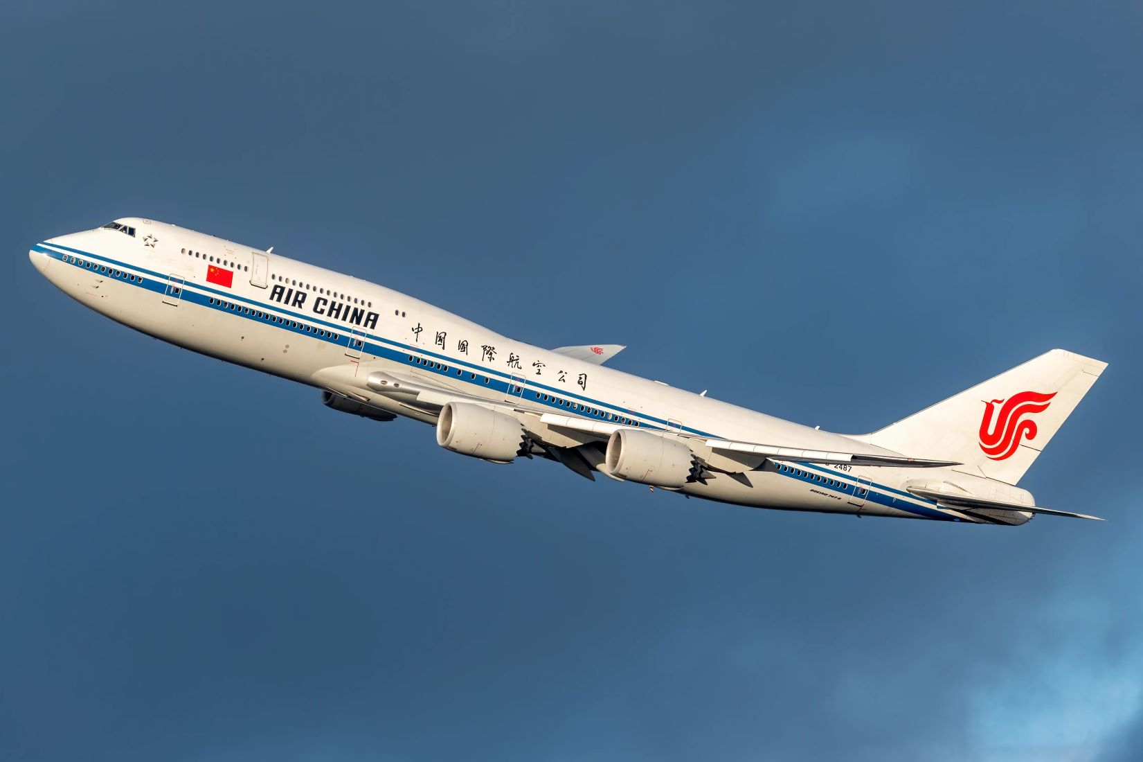 may-bay-boeing-747-89l-cua-air-china-dang-bay.jpg