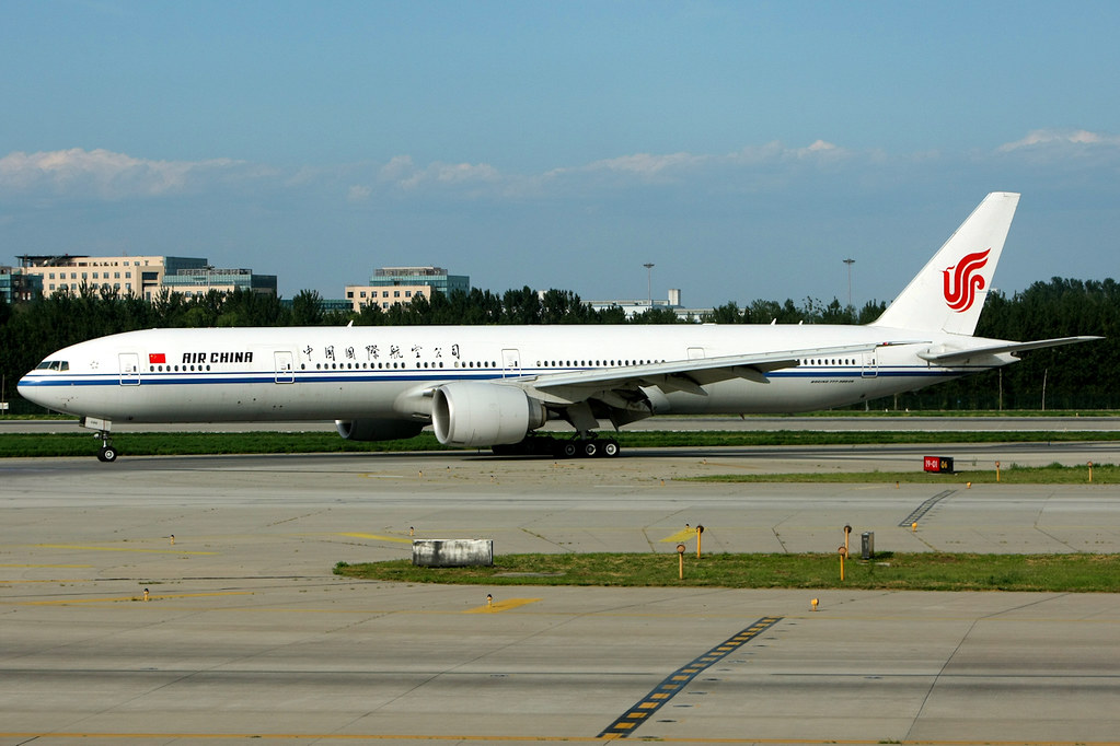 may-bay-boeing-777-300er-cua-air-china-tai-phi-truong-pek-bac-kinh.jpg