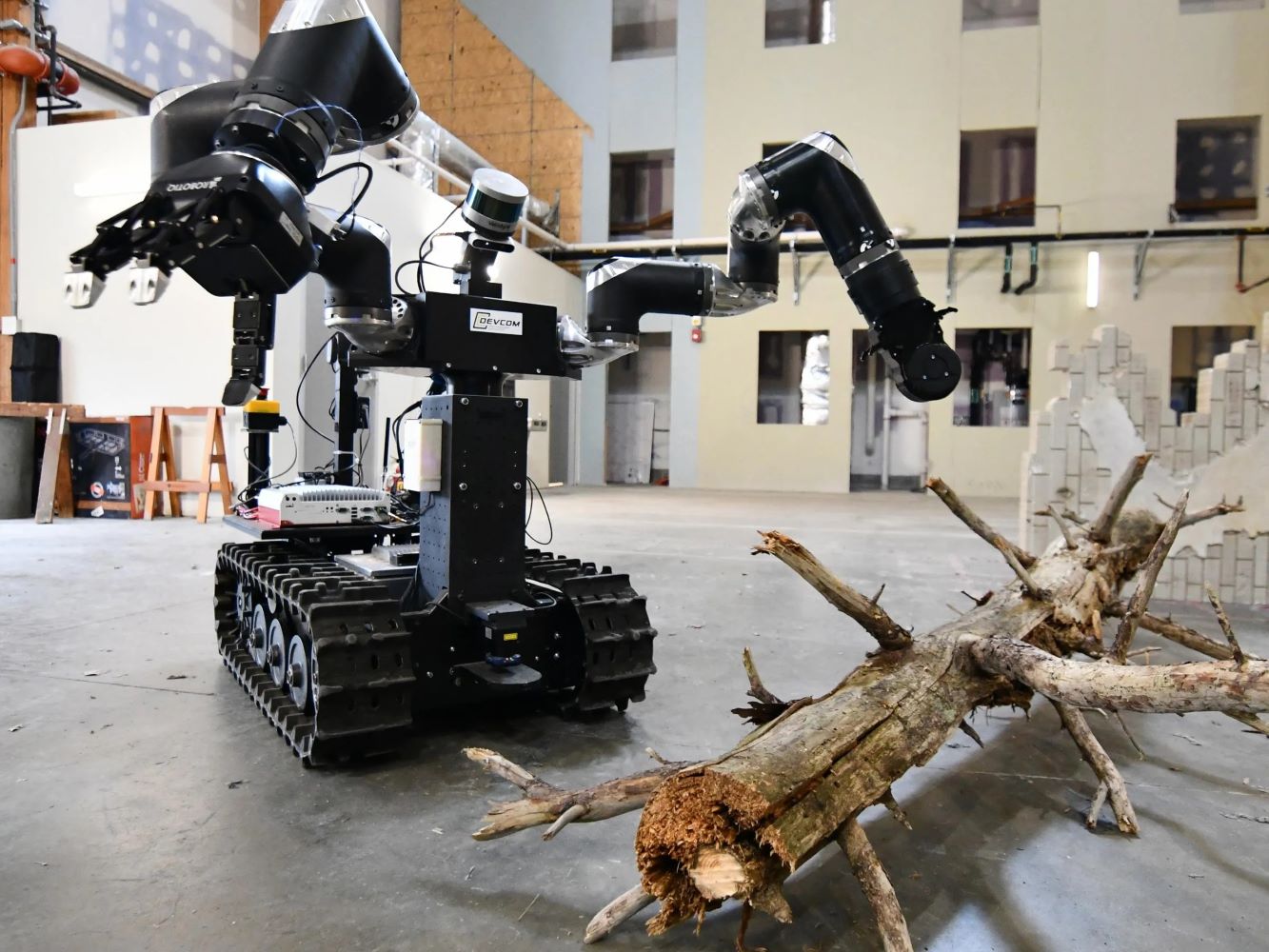 robot-roman-cua-phong-thi-nghiem-nghien-cuu-quan-doi-dang-tim-cach-nam-canh-cay-tai-alc-maryland.jpg