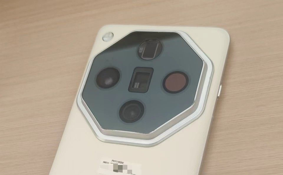 Lộ ảnh OPPO Find X7 Pro: module camera bát giác, màn hình cong…?