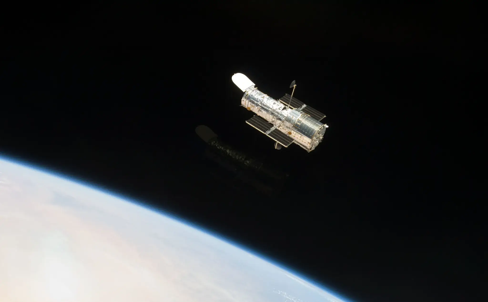 NASA phải cho ngừng toàn bộ hoạt động nghiên cứu của Hubble do lỗi con quay hồi chuyển