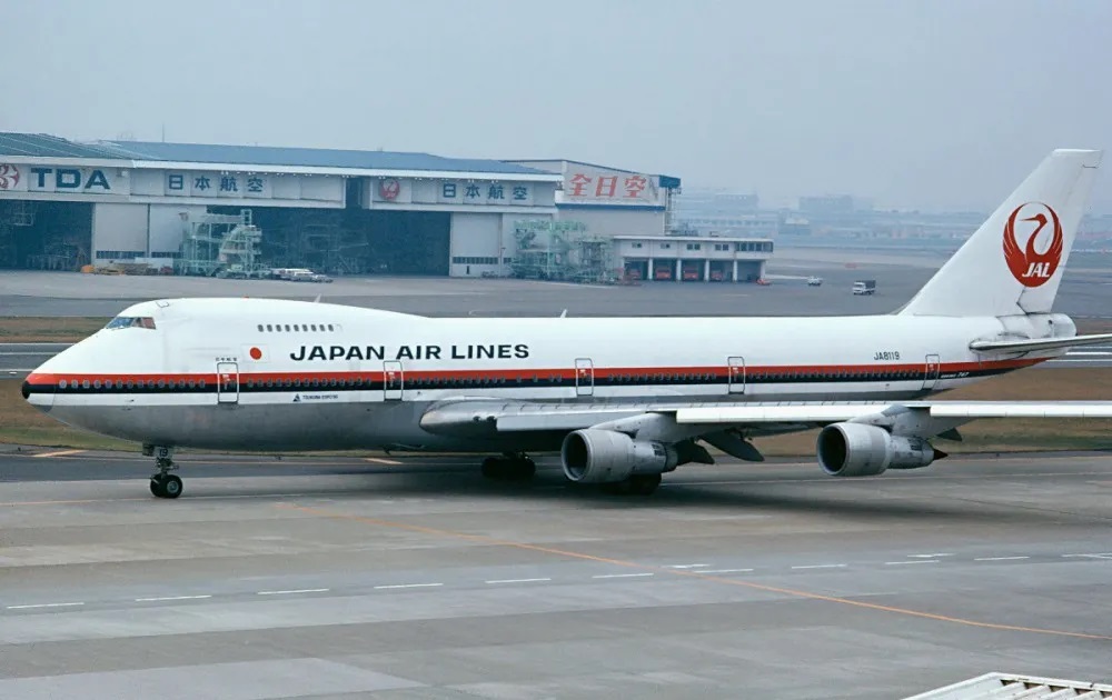 may-bay-boeing-ja8119-gap-tai-nan-trong-anh-chup-1984-o-san-bay-haneda.jpg