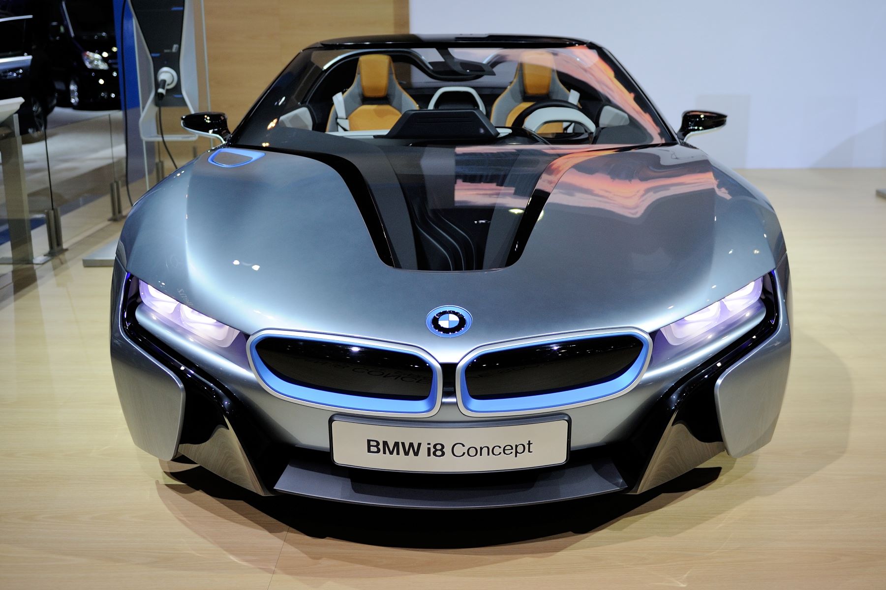 chiec-bmw-i8-mat-truoc.jpg