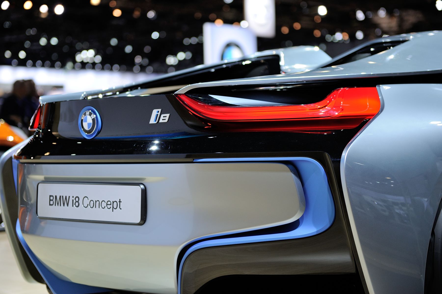 den-sau-cua-bmw-i8.jpg