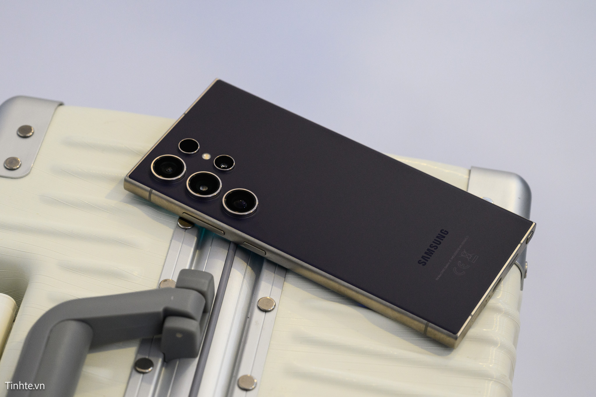 Trên tay Samsung Galaxy S24 Ultra: viền titan, AI là điểm nhấn lớn nhất