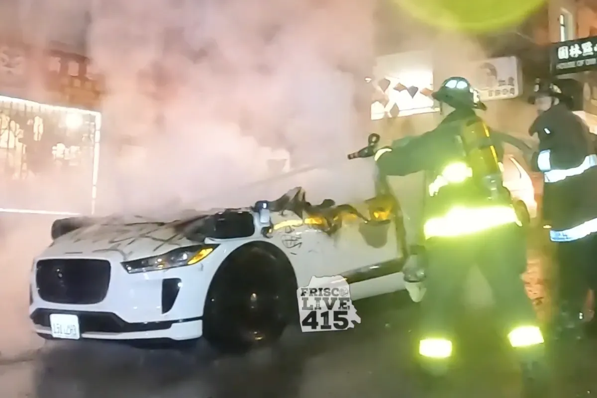 Taxi tự lái Waymo bị đập phá và đốt cháy tại Mỹ
