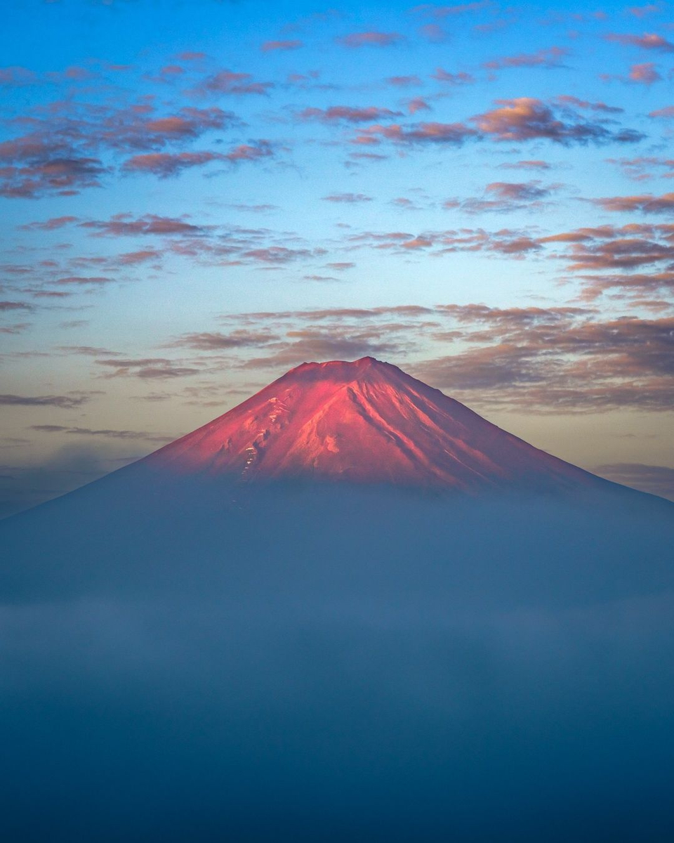 Mây che phủ núi Phú Sĩ lúc bình minh. Cảnh tượng này chỉ có ở núi Phú Sĩ vào mùa hè và được gọi...