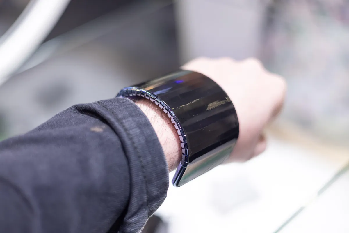 samsung-rollable-wearable-oled-display-concept-03.webp