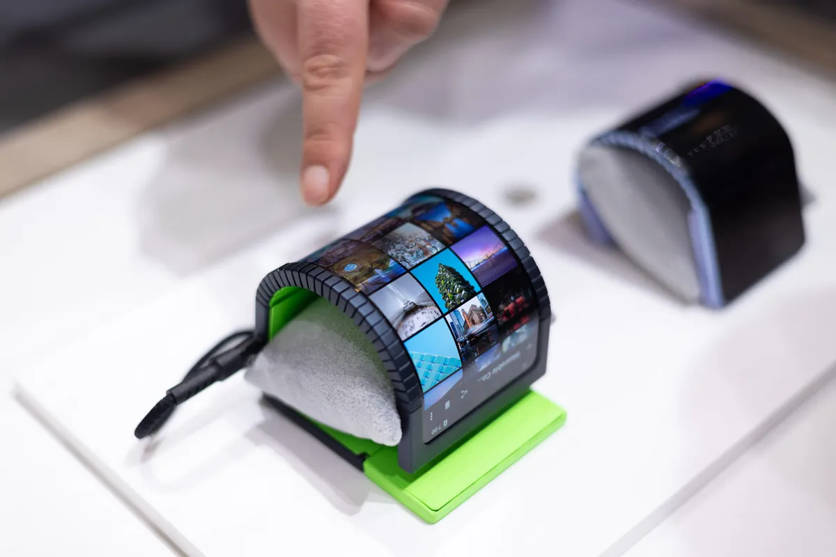 samsung-rollable-wearable-oled-display-concept-16.webp