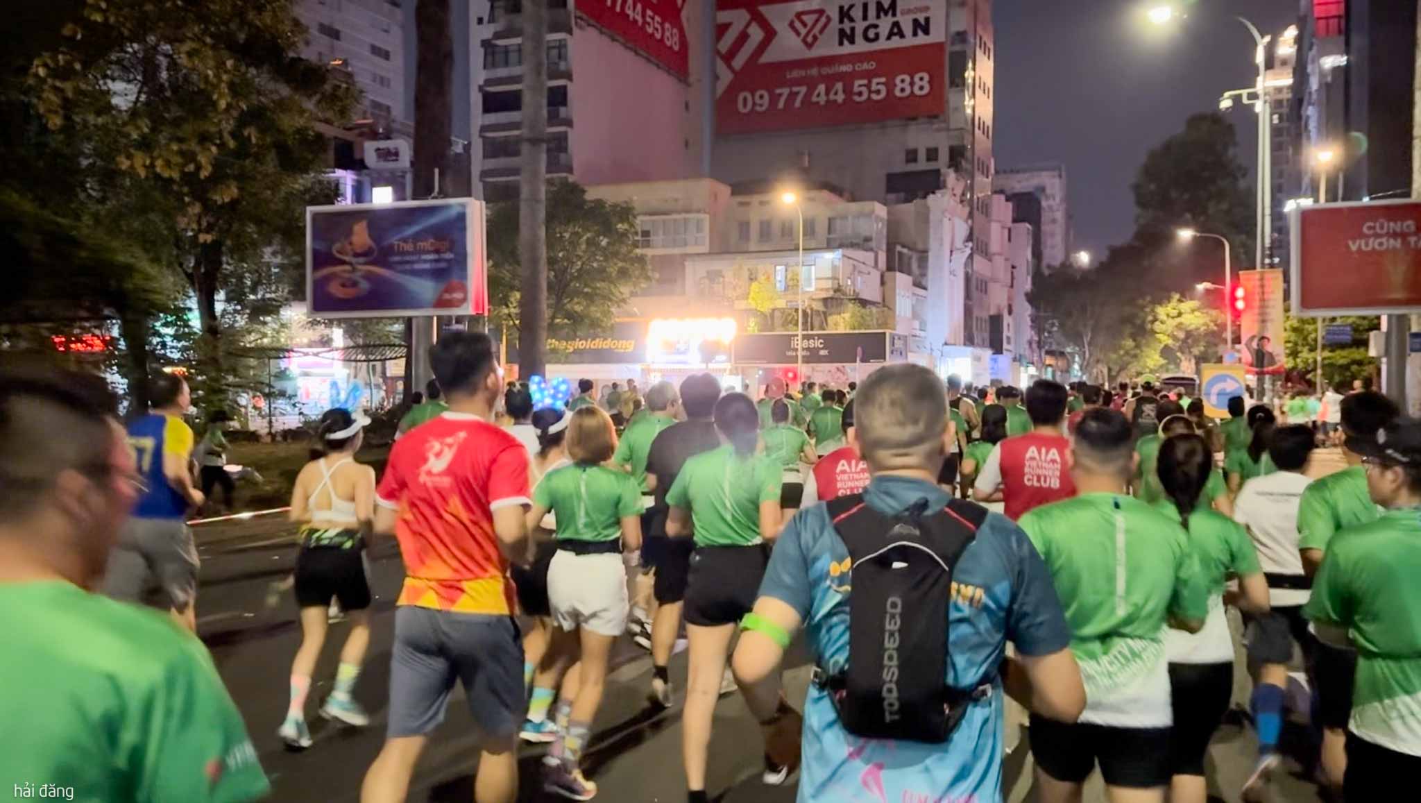 Lần đầu tham gia giải chạy đêm ở Sài Gòn