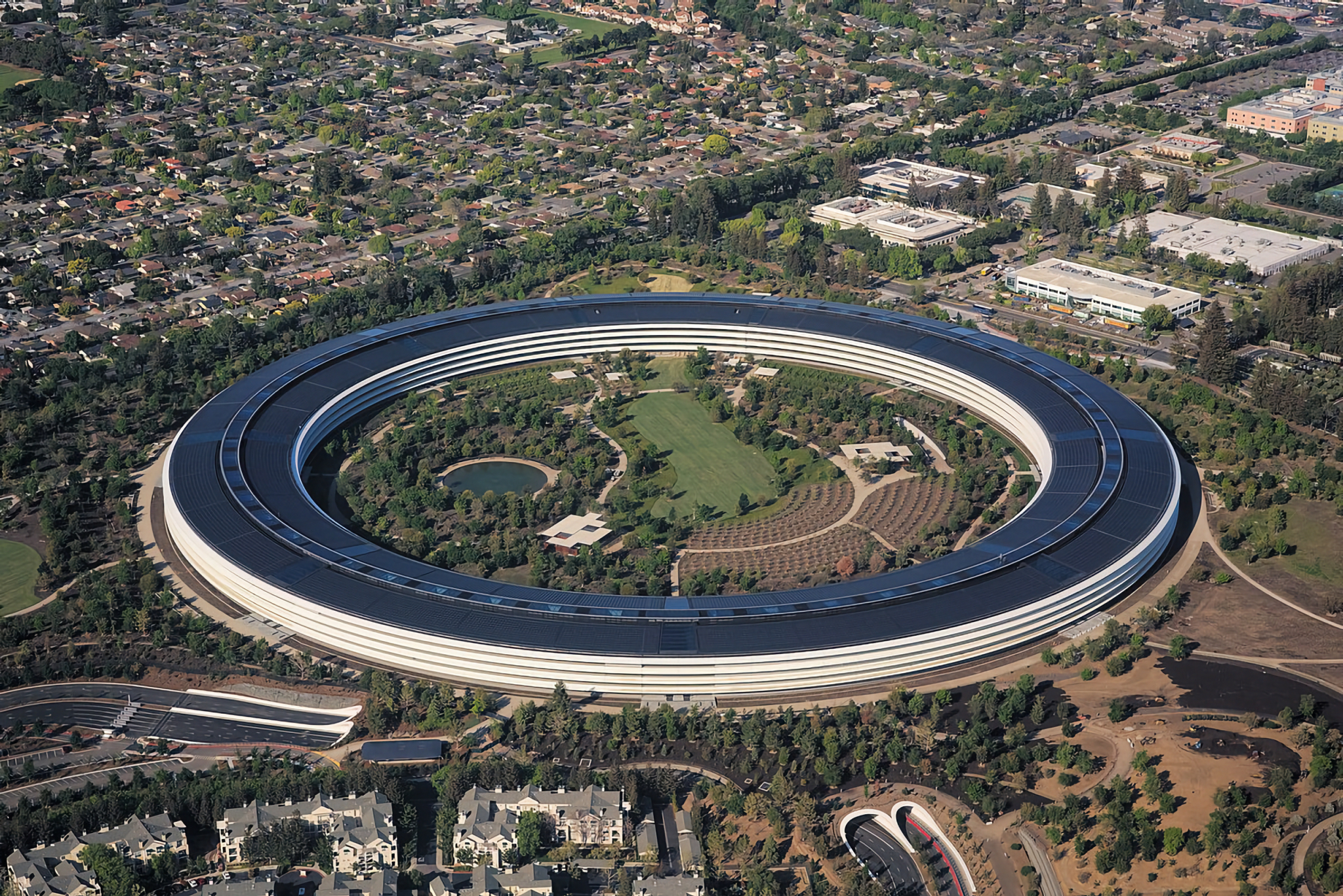 1200px-Aerial-view-of-Apple-Park-dllu.jpg