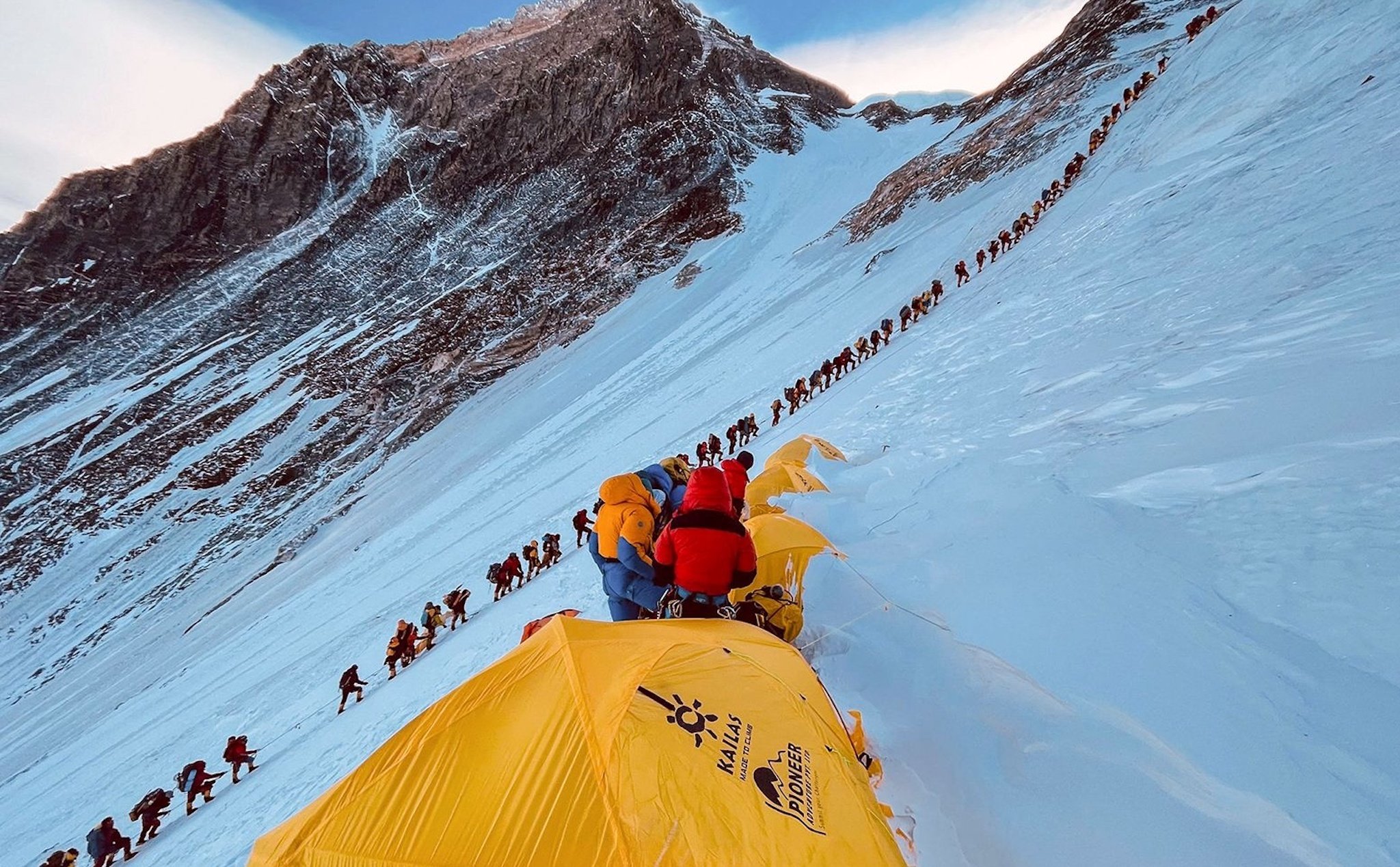 Những nhà leo núi Everest sẽ phải đóng gói “chất thải” và đem xuống núi xử lý