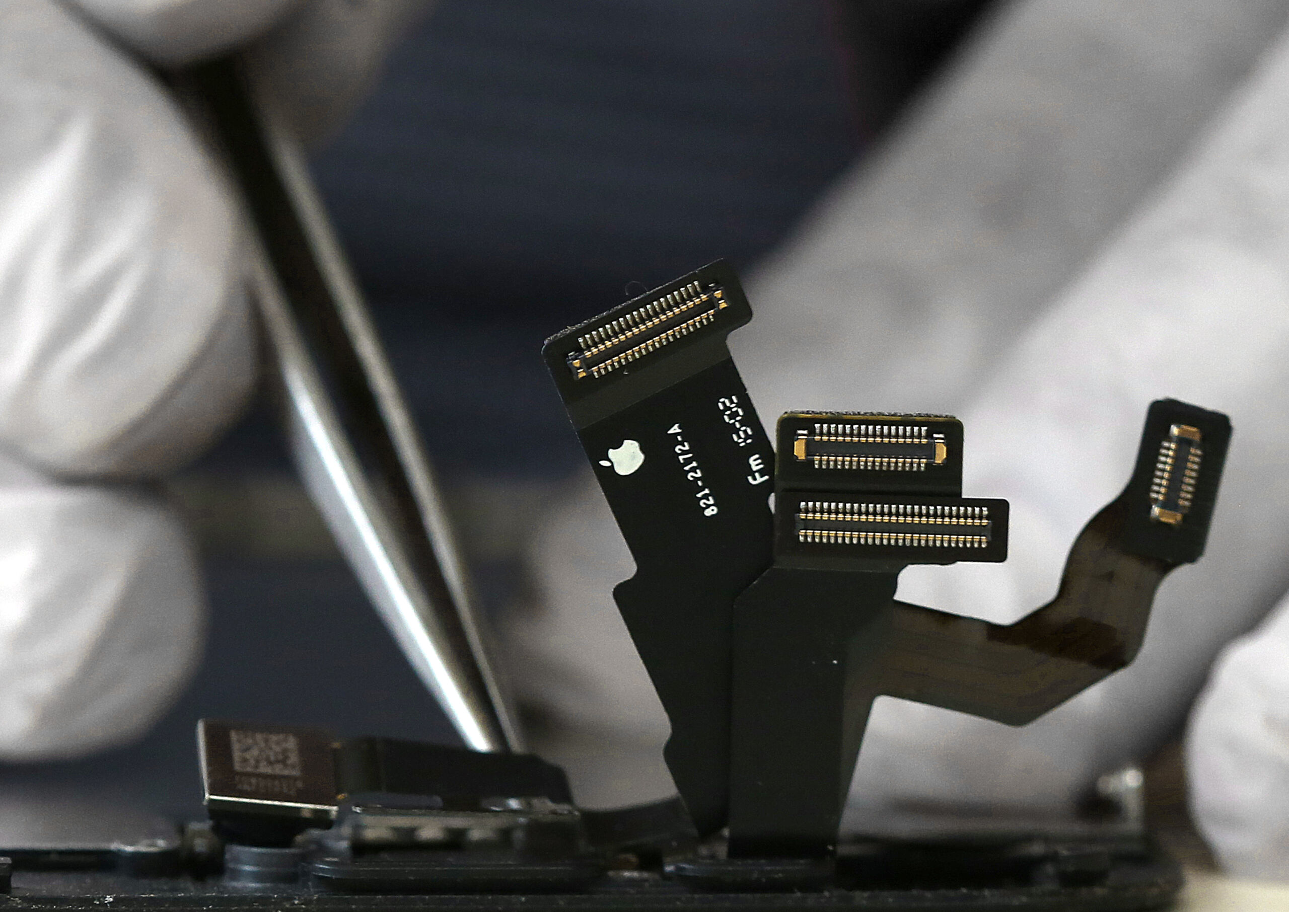 Oregon: Bang đầu tiên của Mỹ cấm khóa linh kiện sửa chữa điện thoại máy tính bằng phần mềm