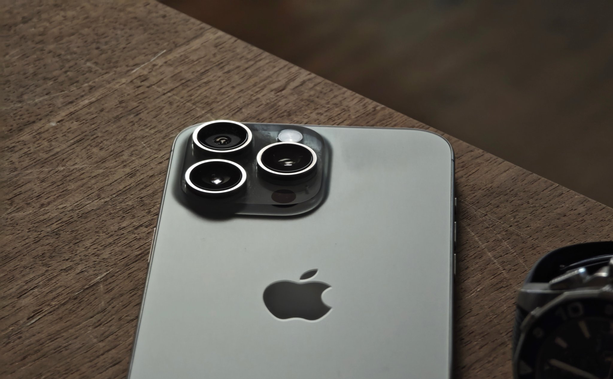 3 thứ vô dụng nhất trên iPhone 15 Pro Max: nút Action, Camera 5X, Dynamic Island