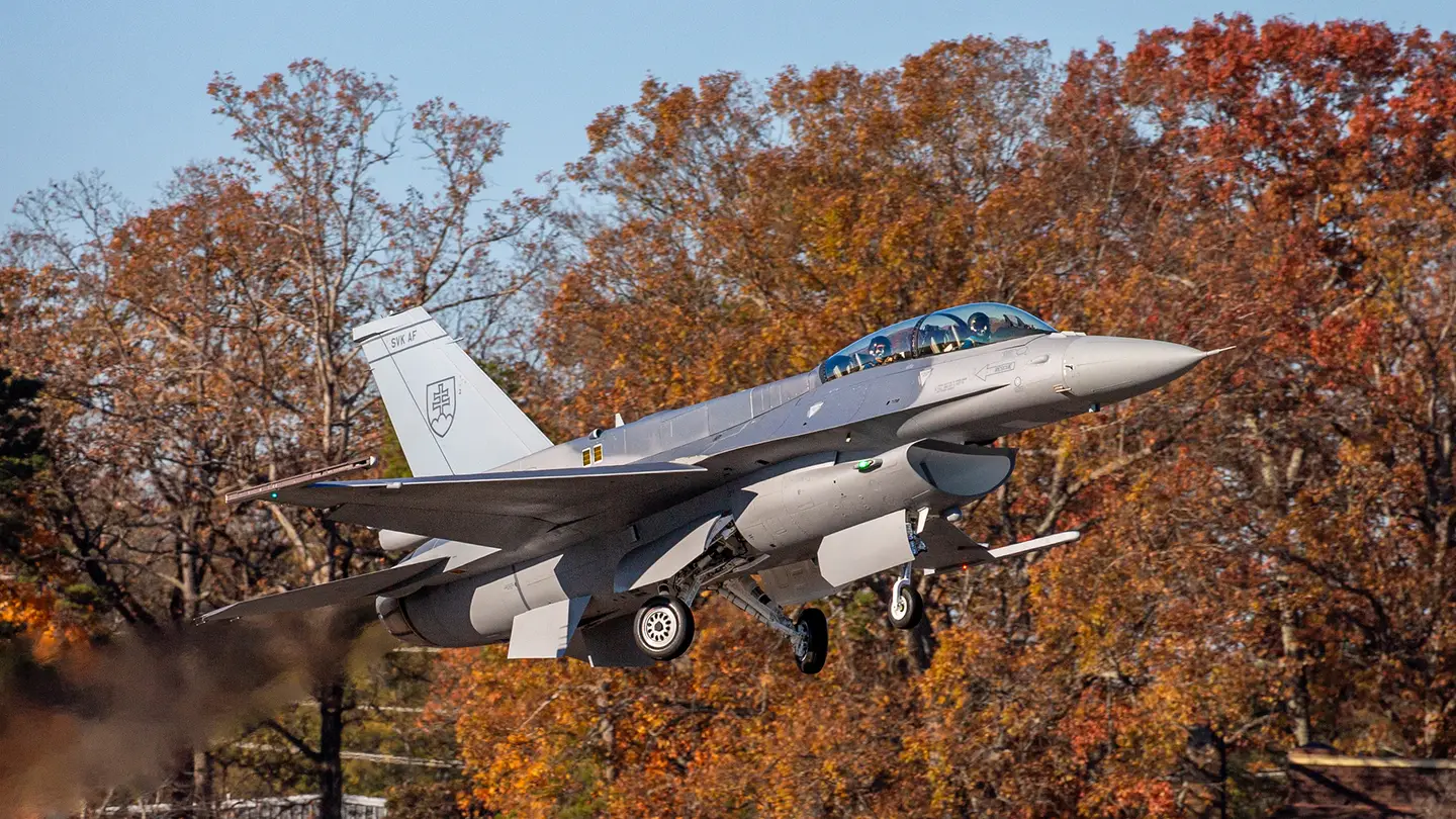 chuyen-bay-dau-tien-cua-f-16-block-70-thuoc-khong-quan-slovakia-vao-29-thang-11-2023.webp