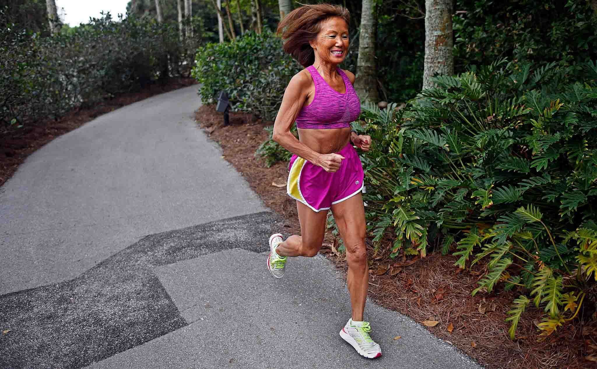 Người phụ nữ 76 tuổi phá kỷ lục thế giới marathon của chính mình