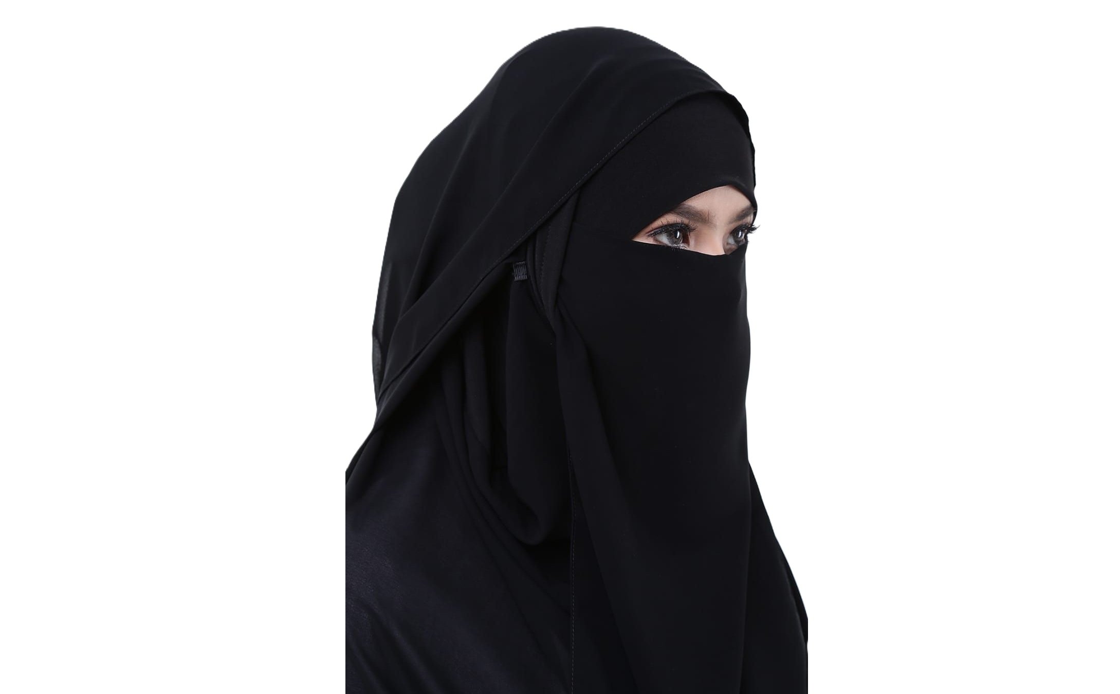 Tại sao ở sa mạc người ta mặc áo choàng đen dù màu trắng hấp thụ nhiệt ít hơn?