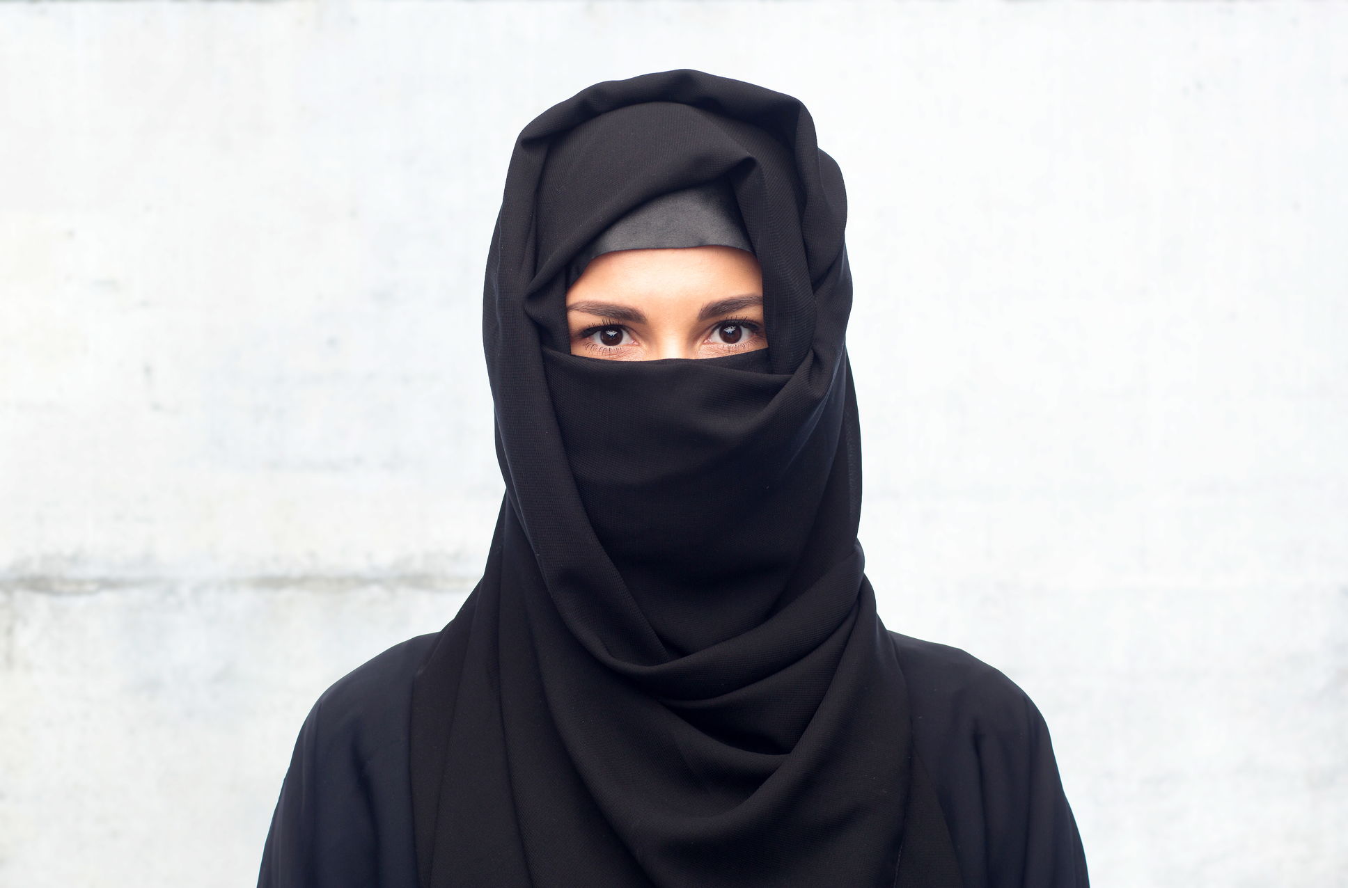 Tại sao ở sa mạc người ta mặc áo choàng đen dù màu trắng hấp thụ nhiệt ít hơn?