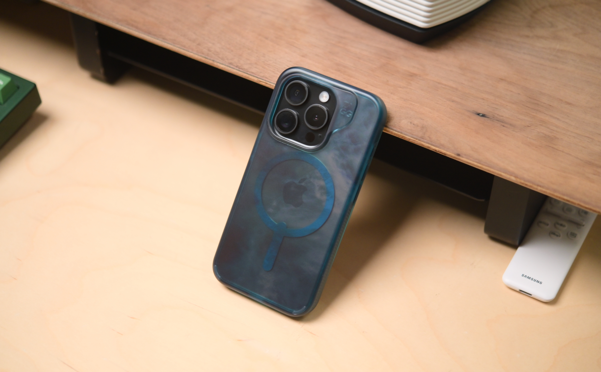 Trên tay ốp lưng Zagg Milan Snap màu Ocean cho iPhone 15 Pro: đẹp, chắc chắn, có MagSafe