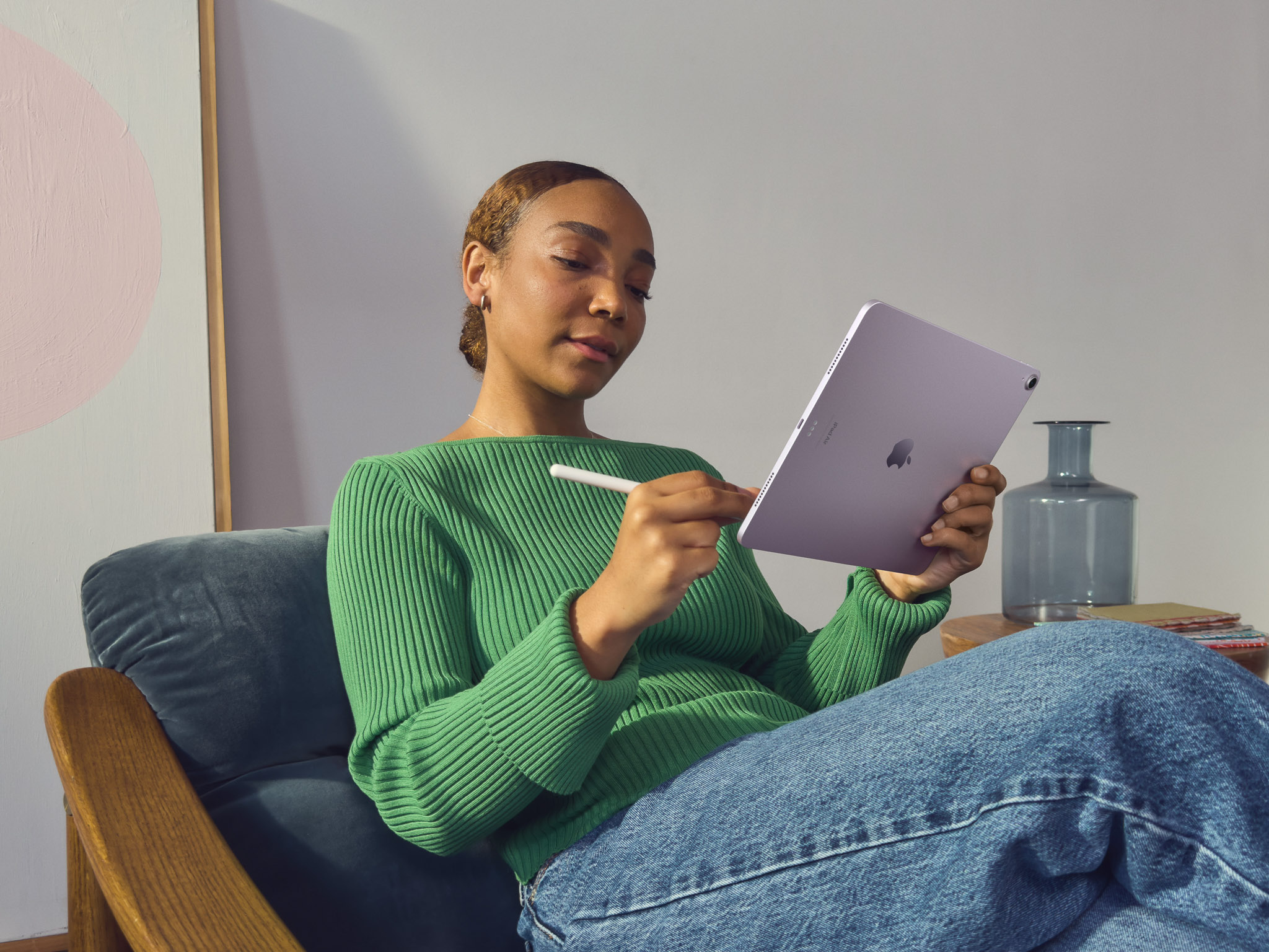 Apple-iPad-Air-lifestyle-240507.jpg