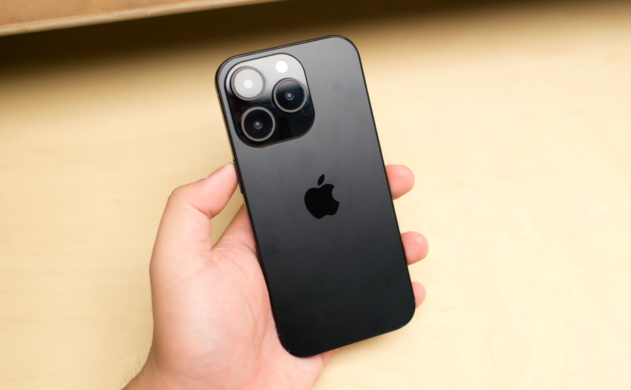 Trên tay iPhone 16 Pro bản dummy: nút tính năng mới, màu đen đậm hơn, kích thước màn hình to hơn