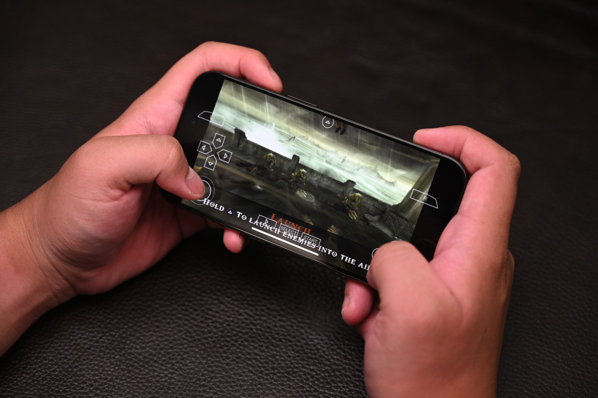 Thử chơi giả lập PSP trên iPhone và iPad: có tay cầm sẽ chơi sướng hơn, không nên chơi với iPad