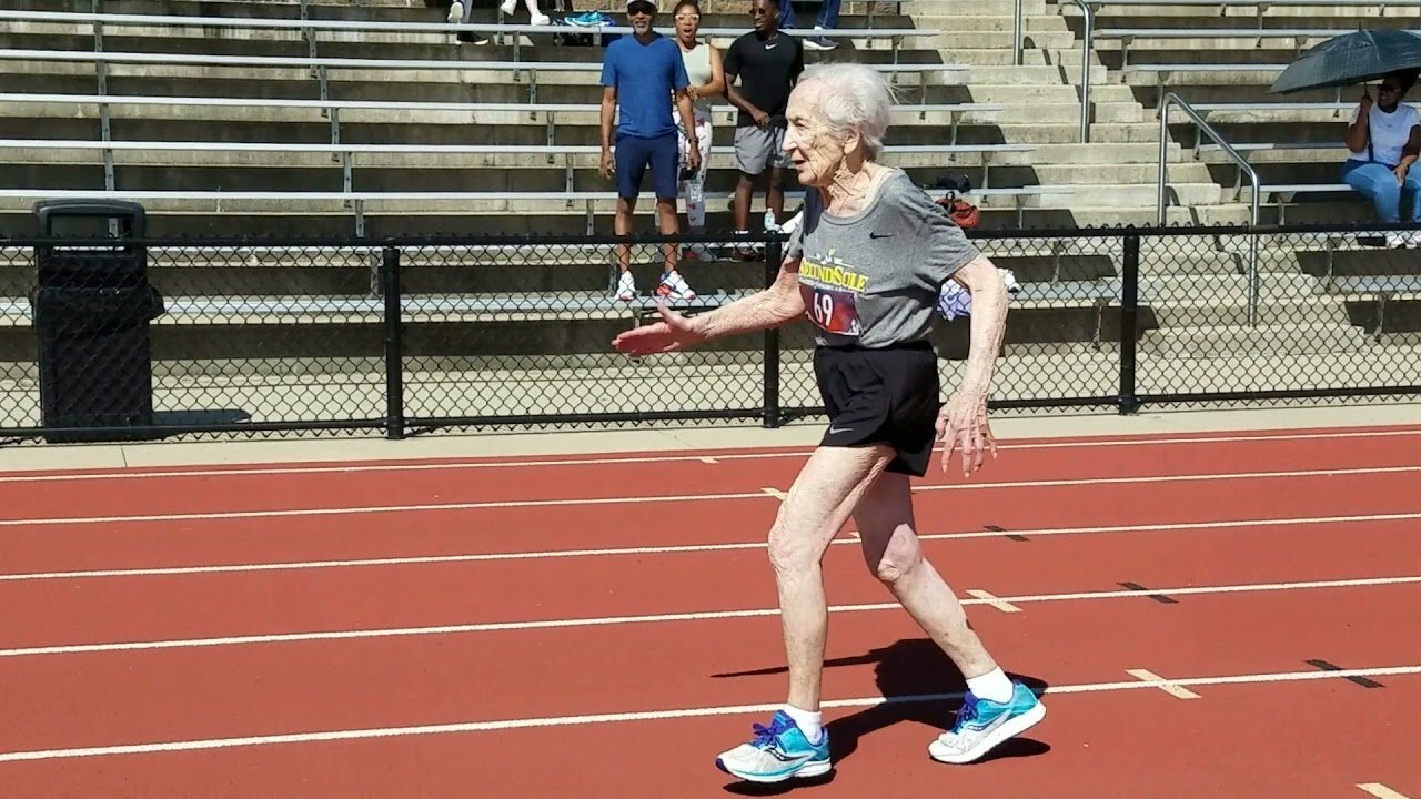 Diane 'Flash' Friedman: 100 tuổi lập 3 kỉ lục thế giới Điền kinh, chạy 100m chỉ 36.71s