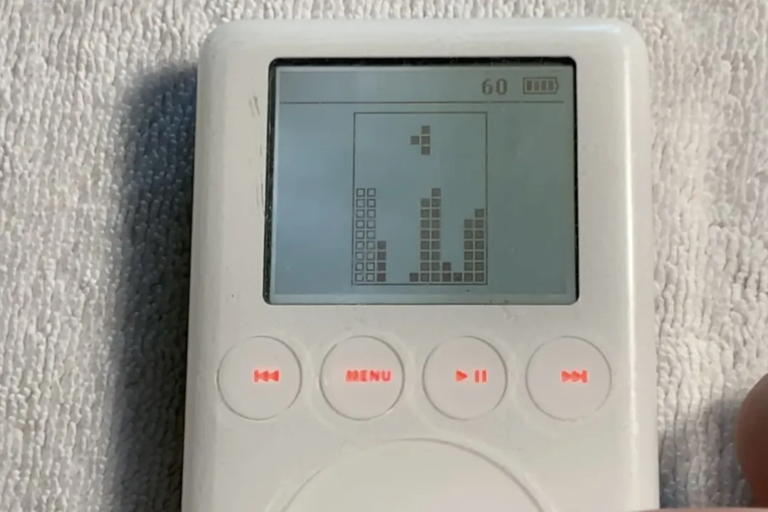 Video: iPod gen 3 bản thử nghiệm, có cài game xếp gạch