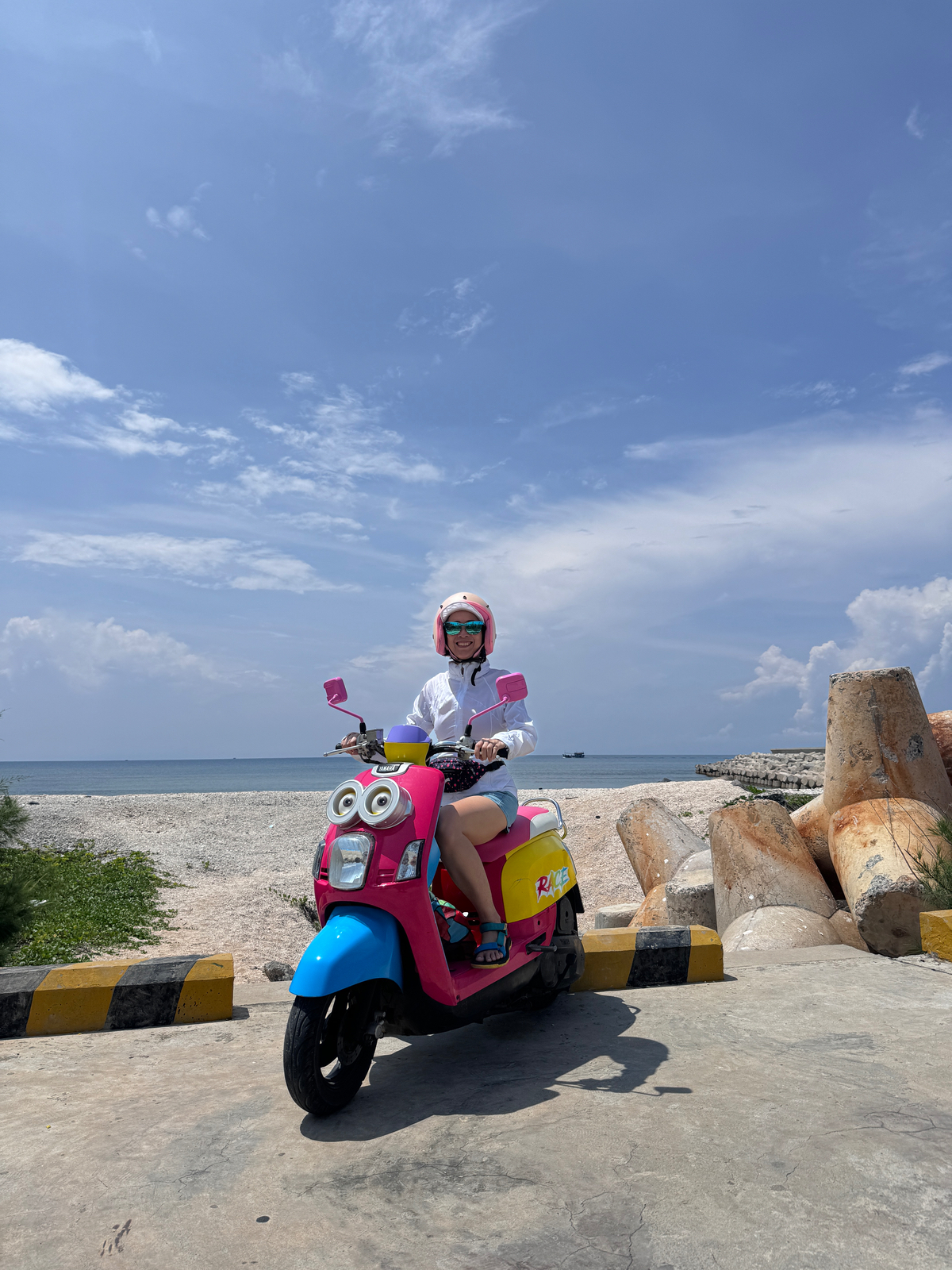 Nếu đi chơi bằng xe máy thì mình khoái nhất là đi ở đảo Phú Quý, xe đẹp màu sắc vui vẻ, lại là...