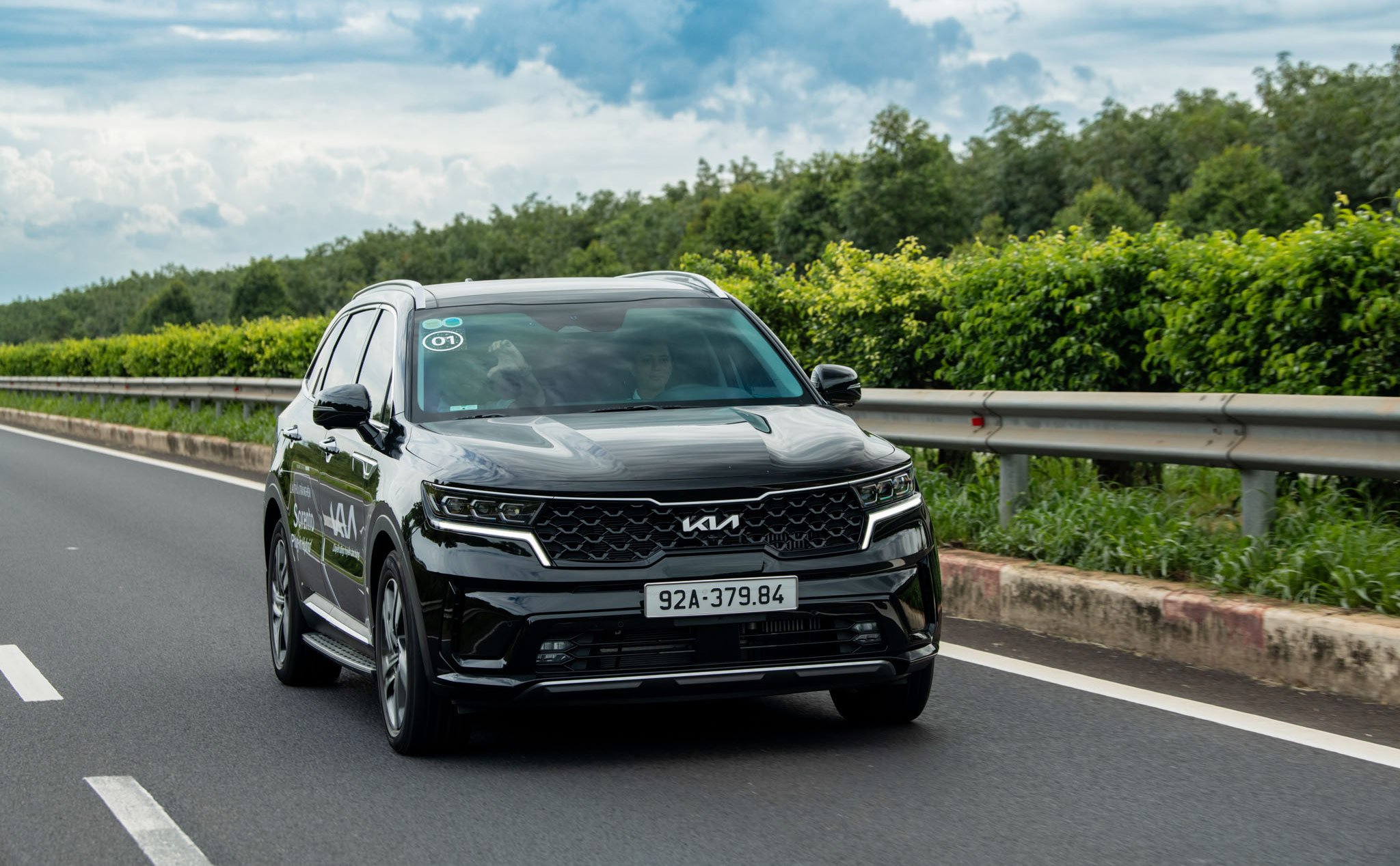 Trải nghiệm nhanh Kia Sorento Plug-In Hybrid: Bỏ nhiều tiền hơn cho những trải nghiệm tốt hơn