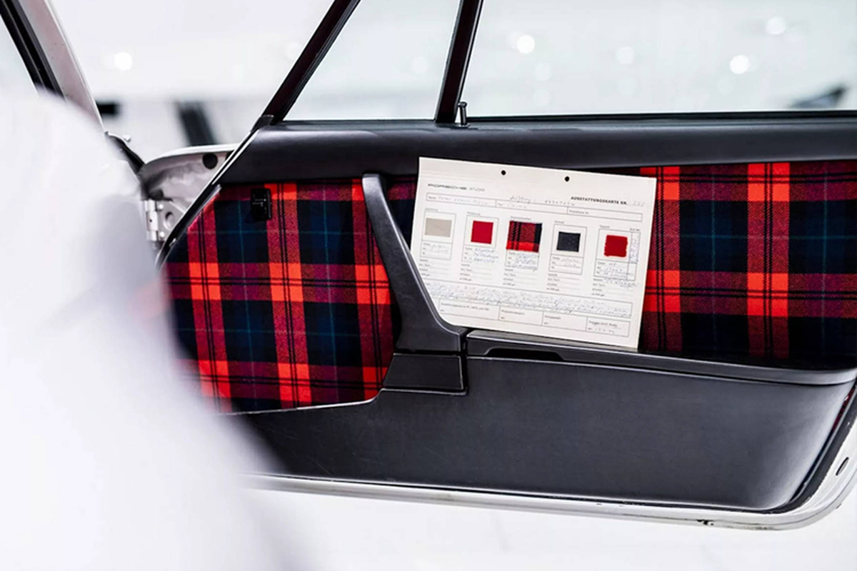 "Soi" Porsche 930 Turbo phủ họa tiết caro tartan giá 6,4 tỷ đồng