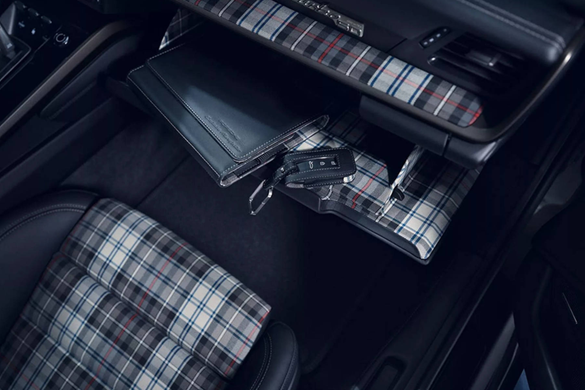 "Soi" Porsche 930 Turbo phủ họa tiết caro tartan giá 6,4 tỷ đồng