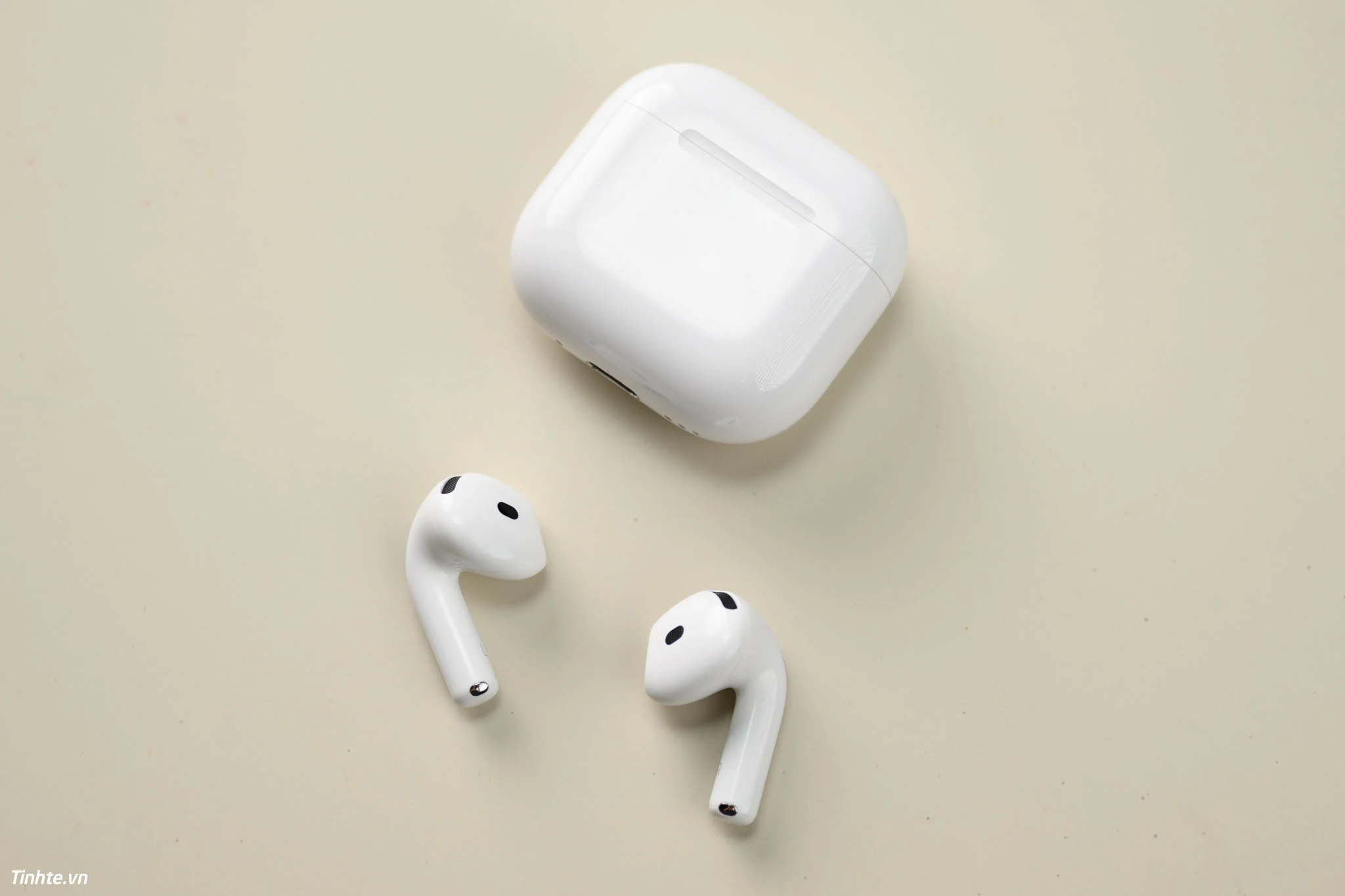 8459344-cover-Tinhte-cuhiep-unbox-airpods-4-09.webp