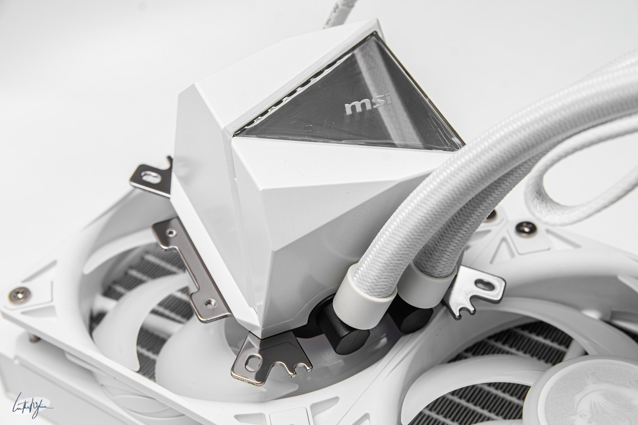 msi-mag-coreliquid-i360-white-12.jpg