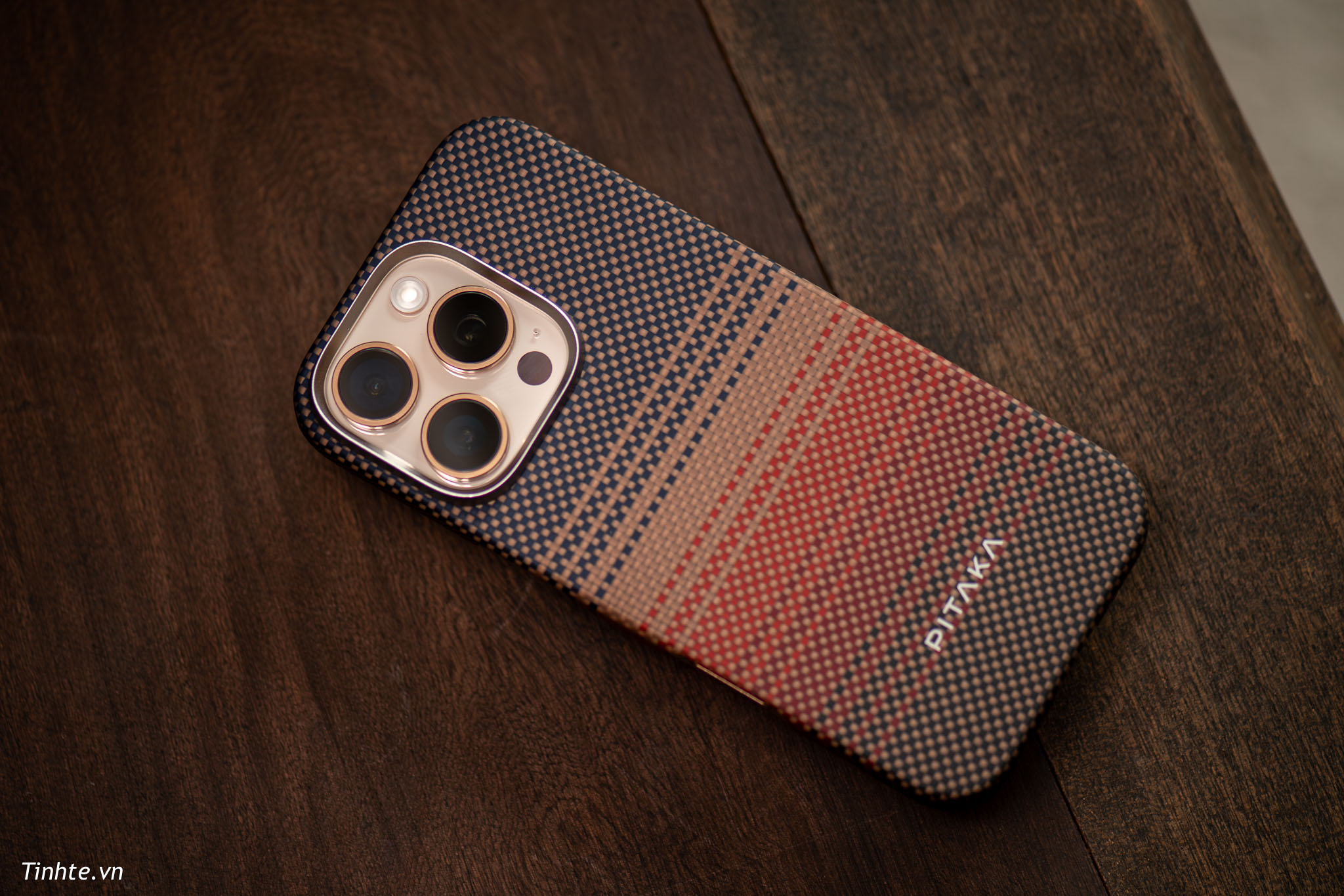 Trên tay ốp Pitaka Tactile Woven Case cho iPhone: màu đẹp, vật liệu độc đáo