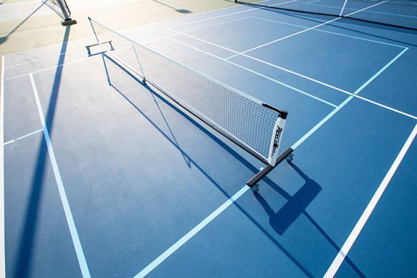 Có thể chơi pickleball trên sân tennis không?