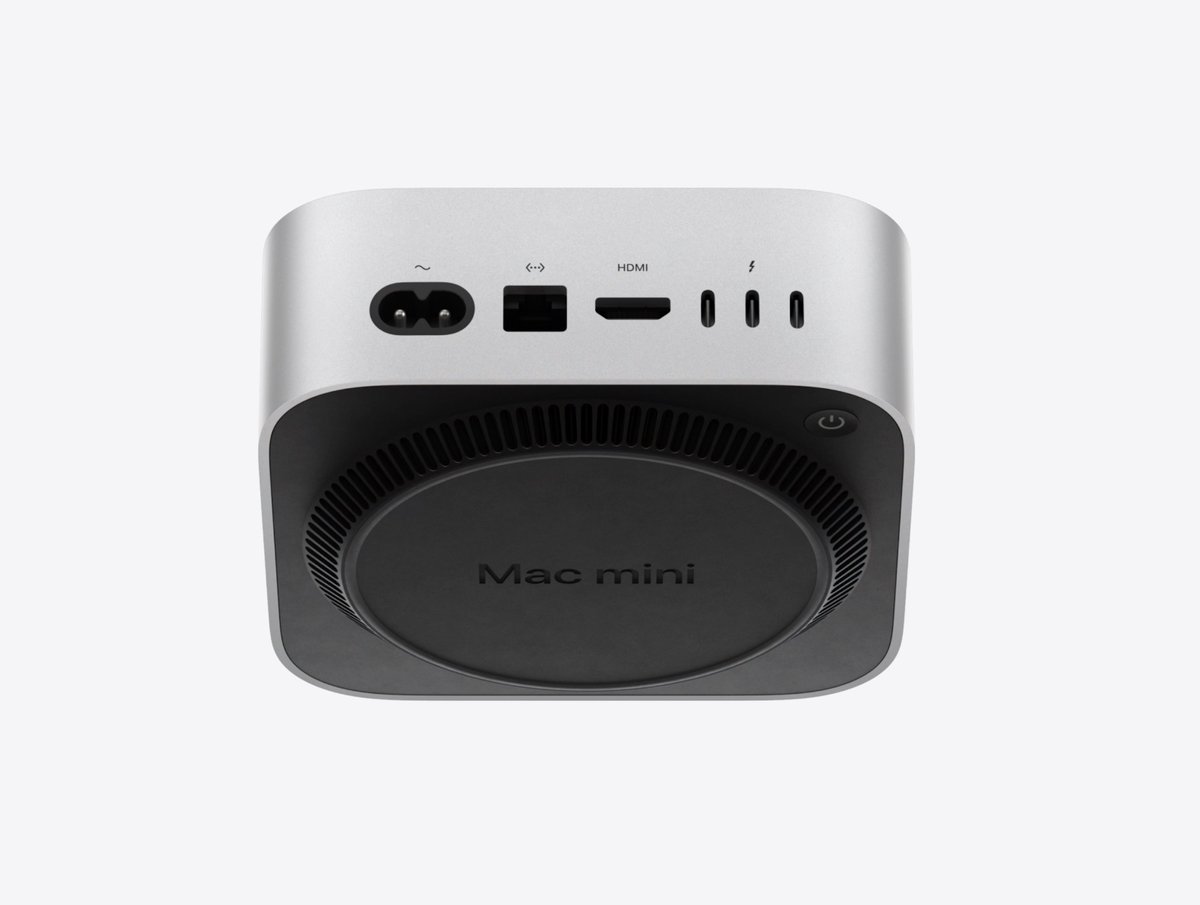 Bạn "phải" lật đít Mac mini lên để bấm nút nguồn...