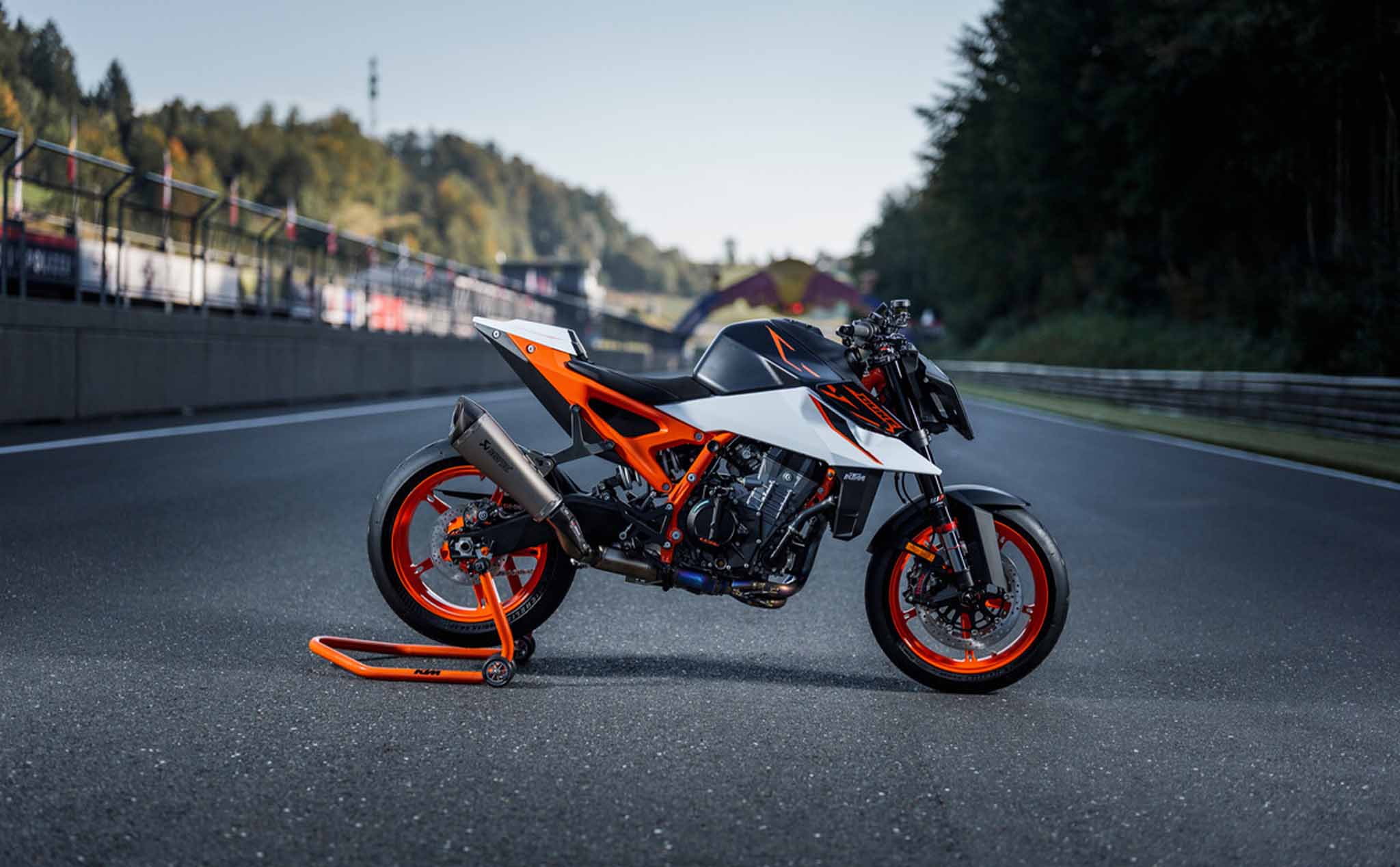 KTM ra mắt "Kẻ trừng phạt" 990 Duke R 2025