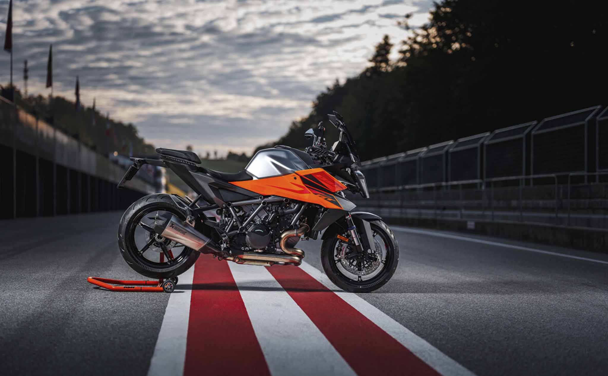 KTM ra mắt 1390 Super Duke GT 2025 với động cơ mới