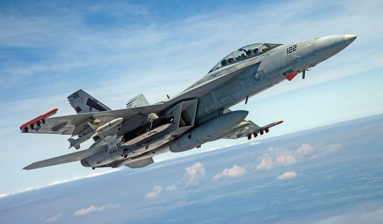 ten-lua-lrasm-trem-mot-tiem-kich-fa-18-super-hornet.jpg