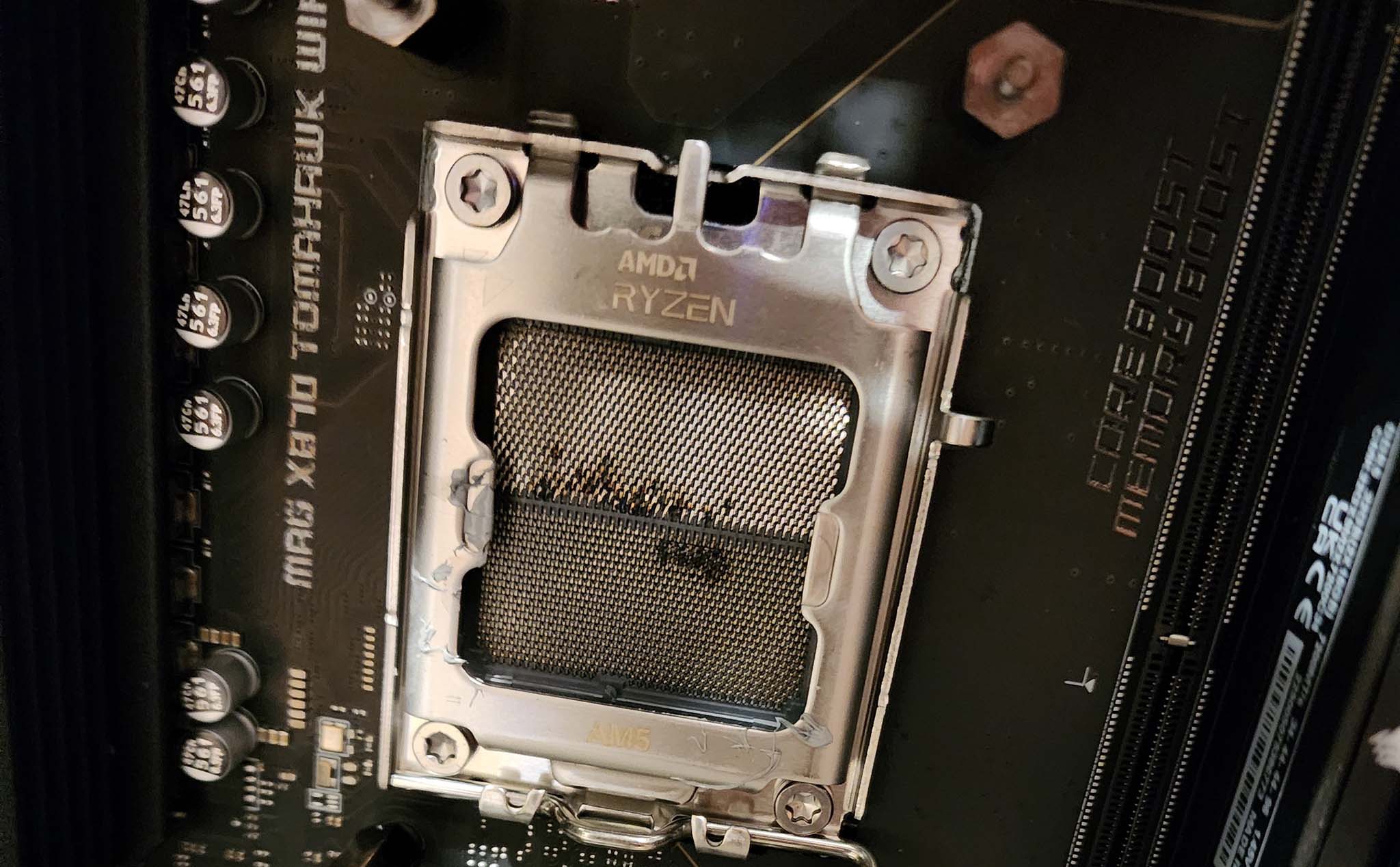 AMD Ryzen 7 9800X3D bị cháy, đang điều tra nguyên nhân