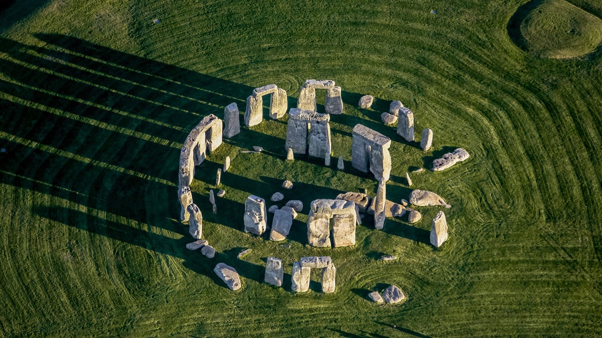 Người đàn ông mua bãi đá cổ Stonehenge tặng vợ