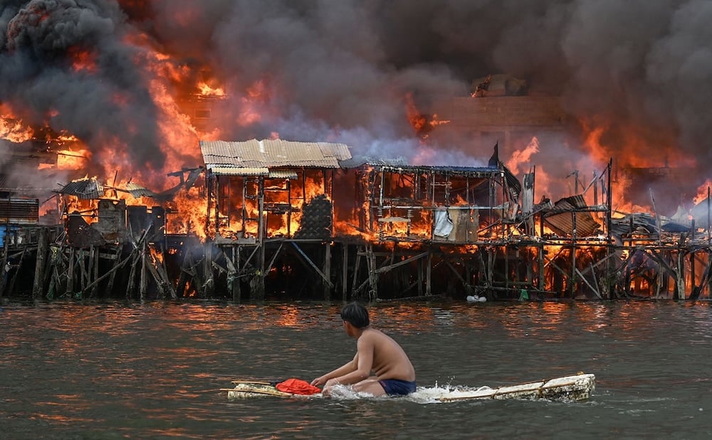 Hình ảnh về vụ cháy kéo dài 8 tiếng đồng hồ, thiêu rụi khu ổ chuột ở Manila, Philippines